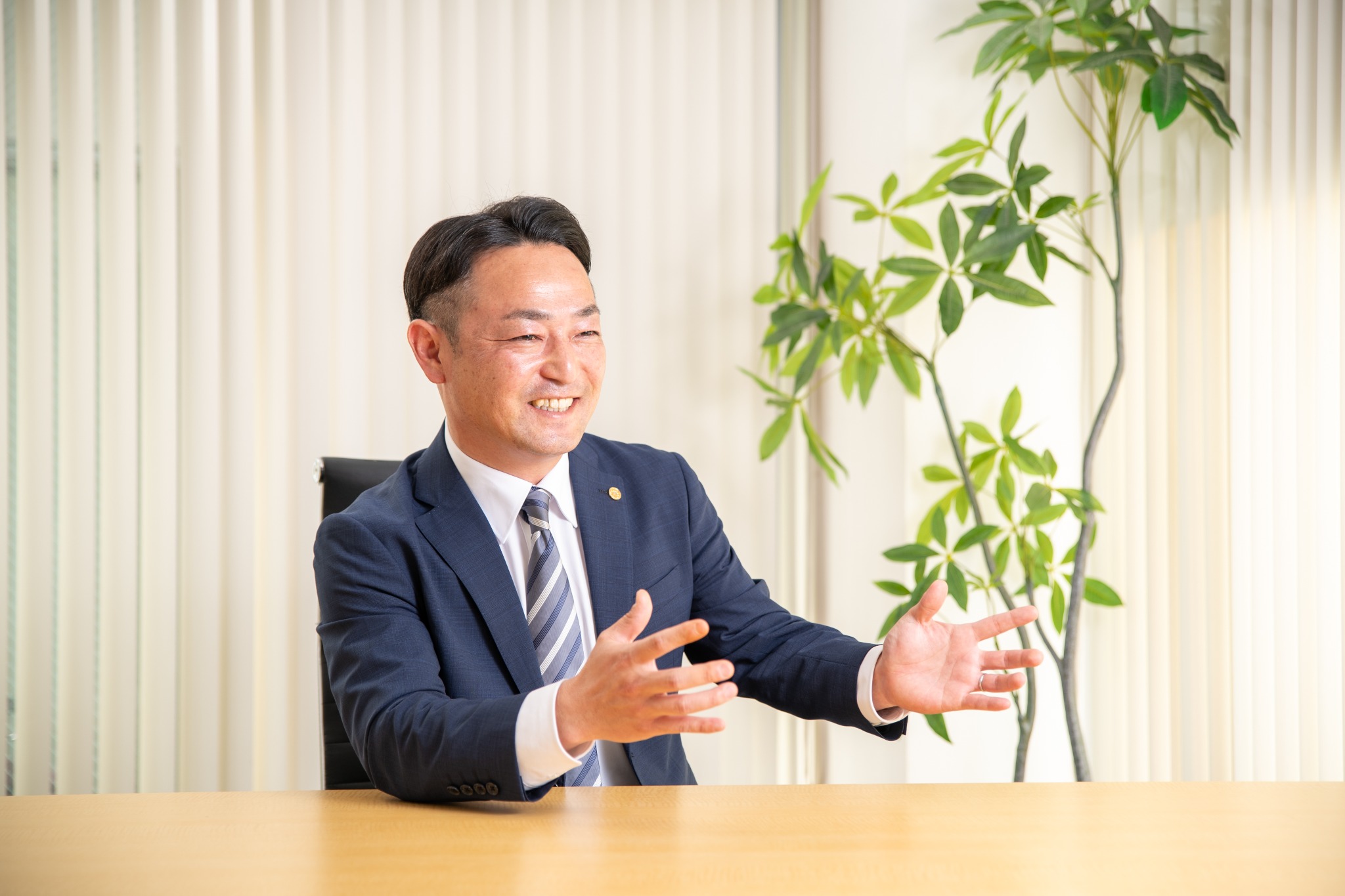 相談に応じる行政書士 三宮功二朗
